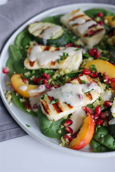 Salata Cu Halloumi Couscous Nectarina Si Dressing De Tahini