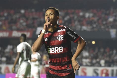 Almería da Espanha anuncia contratação de Lázaro do Flamengo