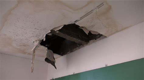 Escola tem buraco no teto e mato alto na Zona Norte de São Paulo São