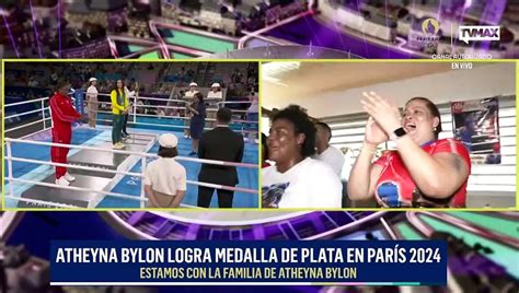 Atheyna Bylon Recibe La Medalla De Plata En La Ceremonia Del Boxeo