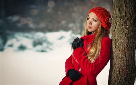 Het Meisje Van De Blonde Met Rode Laag In De Wintersneeuw Stock Afbeelding Image Of Kaukasisch