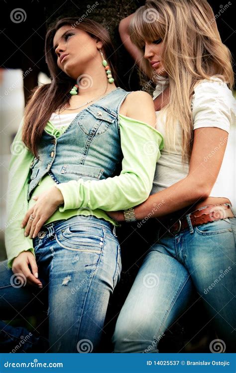 Filles De Jeans Image Stock Image Du Couples Support 14025537