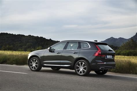 New Volvo XC60 D5 Pine Grey Driving Footage - Volvo Cars Global Media Newsroom