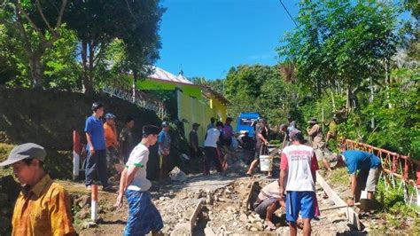 Diabaikan Pemkab Warga Bonto Sinjai Swadaya Perbaiki Jalan Rusak