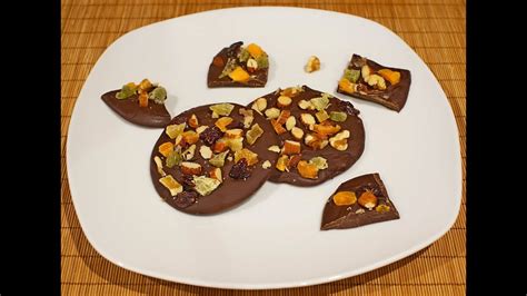 Шоколадные медальоны с орехами и сухофруктами_Chocolate medallions with ...