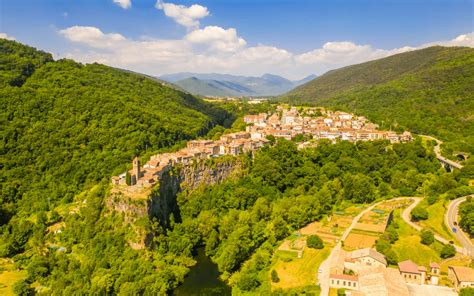 Castellfollit De La Roca Un Pueblo Al Borde Del Abismo Planeta