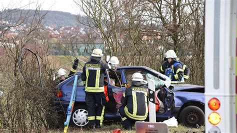 Fotos Horror Unfall Auf B Zwei Menschen Bei Frontal Crash