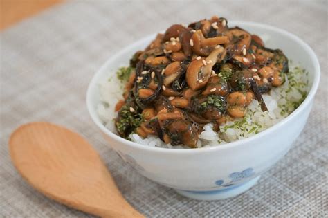 簡単！栄養満点！【朝ごはん】『納豆となめこのねばねば丼』 パパっとおうちごはん