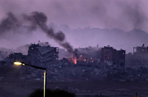 GAZA 40 GIORNI DI ASSEDIO LESERCITO ISRAELIANO ENTRA NELLA NOTTE