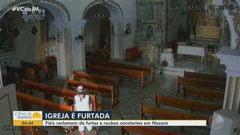 VÍDEO Homem invade paróquia no Centro de Salvador e furta equipamento