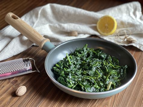 Gli Spinaci Saltati In Padella Sono Un Contorno Semplice E Veloce