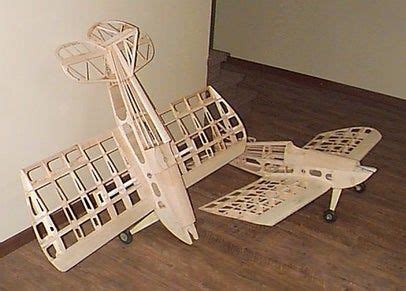 two model airplanes sitting on the floor next to each other in an empty ...