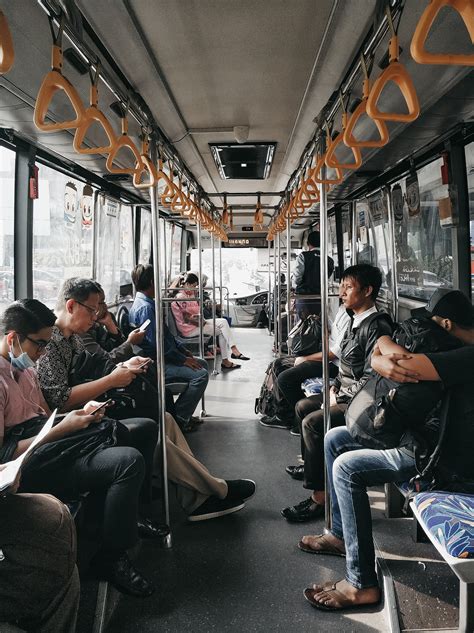 Gente Sentada Dentro Del Tren · Foto De Stock Gratuita