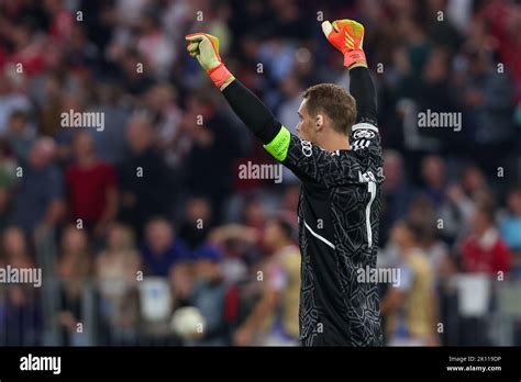 Manuel Neuer Vom Fc Bayern M Nchen Beim Uefa Champions League Spiel