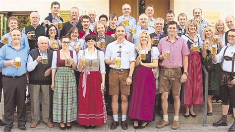 B Rgermeister Verpflichtet Gemeinder Te Zum Volksfestbesuch