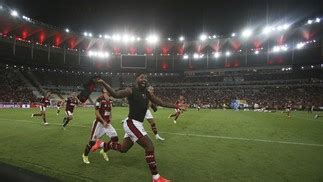 Léo Pereira atravessa gramado do Maracanã de joelhos para cumprir