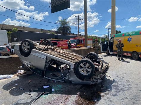 Carro capota deixa feridos graves e interdita trânsito na BR 381 em