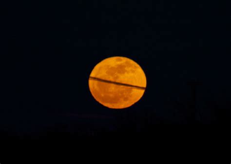 It's the Great Pumpkin! A big orange moon rises February 25, 2013 ...