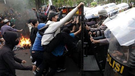 Demo Memanas Massa Jebol Pagar Gedung Dpr Polisi Tembakkan Gas Air