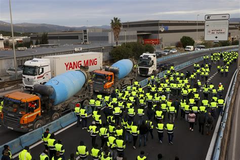 Los Trabajadores De Acerinox Levantan Corte De Acceso A Algeciras