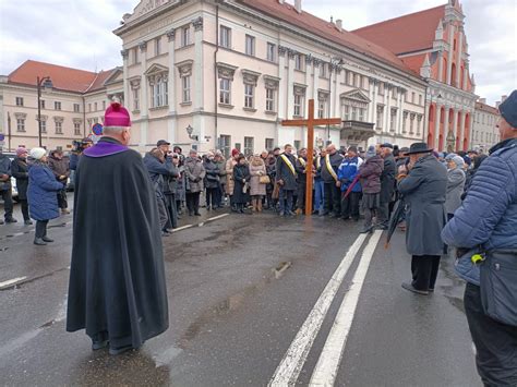 Kalisz Ulicami Miasta Przesz A Droga Krzy Owa Rozpoczynaj Ca Wielki