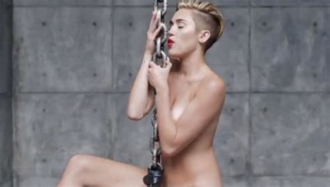 Miley Cyrus Se Desnuda En Su Nuevo Video Wrecking Ball Y Revela