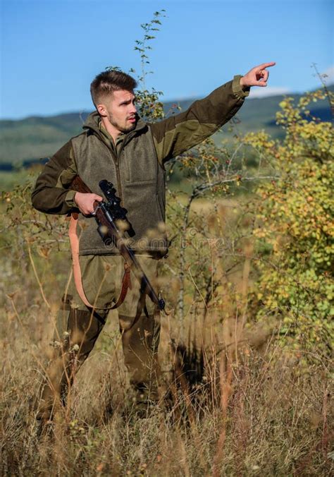 Concepto Que Escalfa Actividad Para El Hombre Brutal Cazador Furtivo