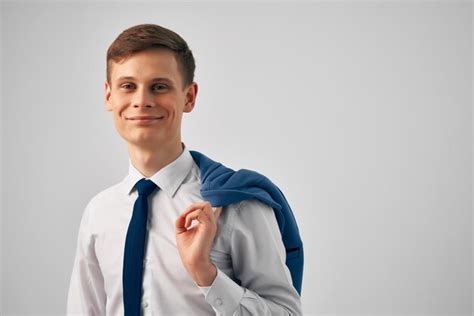 Retrato De Un Joven Sonriente Contra Un Fondo Blanco Foto Premium