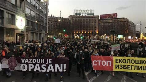 Paljenjem Sve A Ispred Vlade Srbije Zavr En Etvrti Protest Protiv