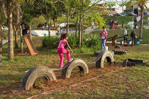 Moradores e movimentos revitalizam Praça do Samba