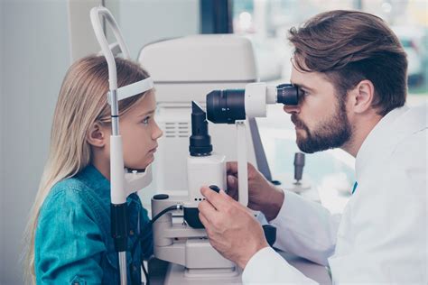 Oftalmólogo Y Optometrista Los Dos Profesionales Que Cuidan La Salud