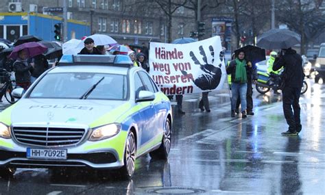 Corona Demos in mehreren Städten Teilnehmende greifen Polizei an