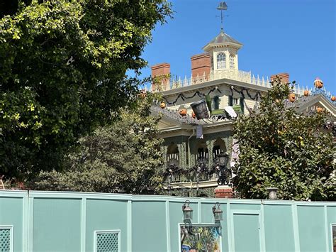 Haunted Mansion Holiday Theming Up at Disneyland Ahead of Ride's ...