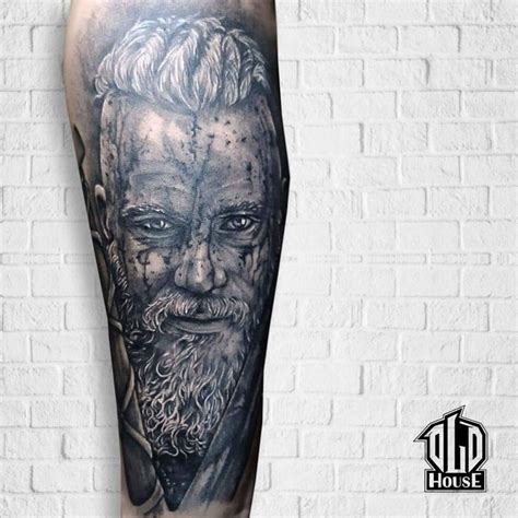 Ragnar Lothbrok dispensa apresentação nessa tattoo o artista Matheus