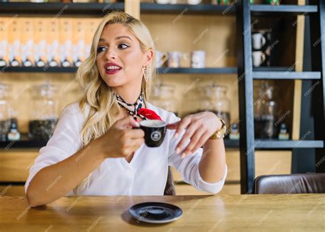 Free Photo Blonde Young Woman Sitting In The Caf Holding Coffee Cup