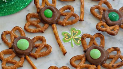 Shamrock Pretzel Pops Are The Perfect St Patricks Day Treat St