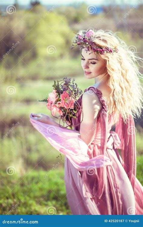 Belle Fille Blonde Dans Une Robe Rose Image Stock Image Du Magie Fantasmez