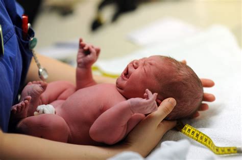 Unglaublich Baby Wird Mit Spirale In Der Hand Geboren Heimarbeit De