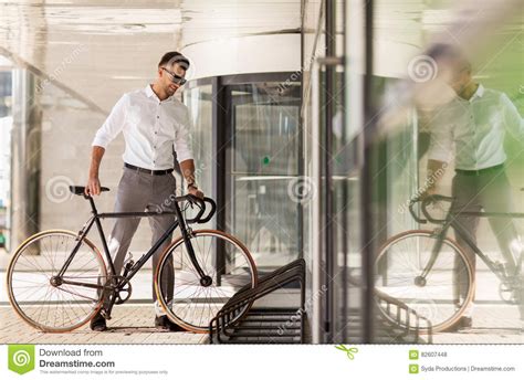 Homem Novo Que Estaciona Sua Bicicleta Na Rua Da Cidade Foto De Stock