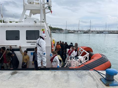 Nuovo Sbarco Di Migranti A Roccella 73 Su Un Peschereccio Alla Deriva