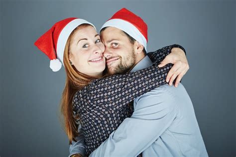 Abbraccio Delle Coppie E Natale Felici Di Amore Immagine Stock