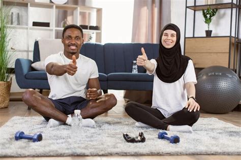 El Hombre Afroamericano Y La Mujer Rabe Con Ropa Deportiva Est N