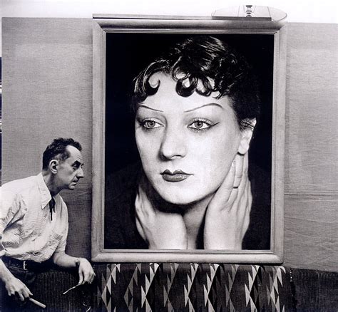 365manerasdeestarenelmundo Man Ray In Front Of A Portrait Of Kiki De