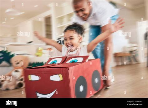 Jugar A La Chica El Padre Y La Caja En La Sala De Estar Para Empujar