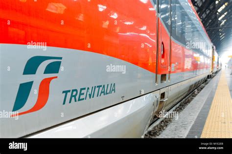 Nahaufnahme von Trenitalia Zug Am Mailänder Hauptbahnhof der einen