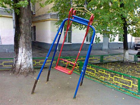 Суровые детские площадки в России