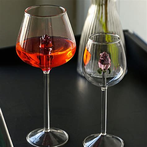 Verres Vin Avec Une Rose Dans Le Fond Du Verre