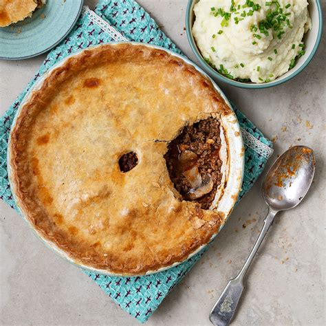 Minced beef and onion pie recipe | easyFood