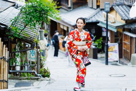 A classic for school trips! Kyoto sightseeing spots where kimonos fit well/Ninenzaka | Kimono ...