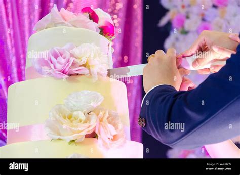 Slicing The Wedding Cake Hi Res Stock Photography And Images Alamy